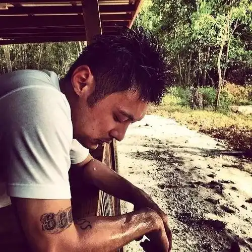 余文乐手臂纹身一把枪