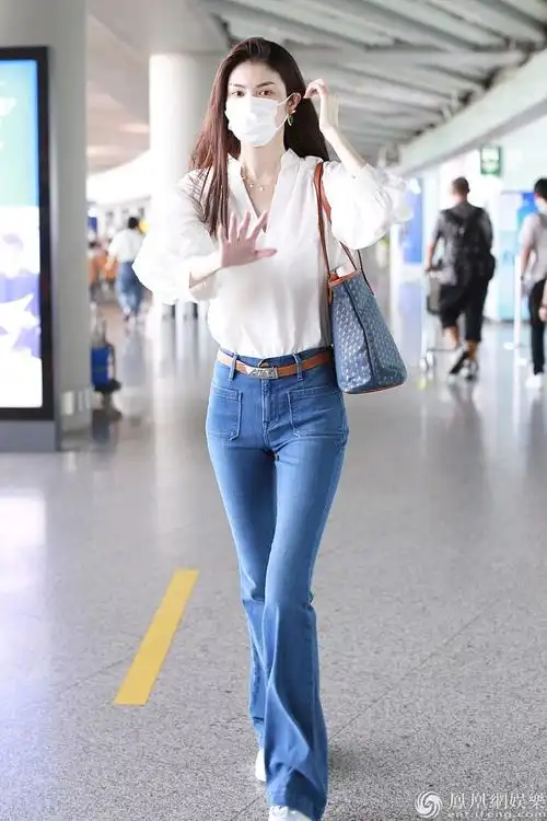 腿绝了何穗白色泡泡袖搭喇叭裤长腿细腰仙气满满