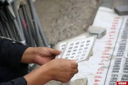 夫妻庙会同摆"神鸟"算命日赚千元 上厕所功夫骗术被揭穿