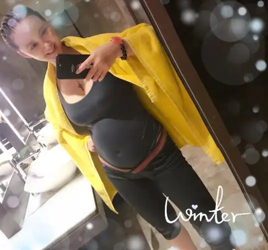 张歆艺晒大肚孕照,表示自己正在消肿,怀孕期间还坚持游泳!