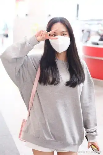 女演员王霏霏现身机场,穿字母卫衣老爹鞋长发飘飘,清纯可爱