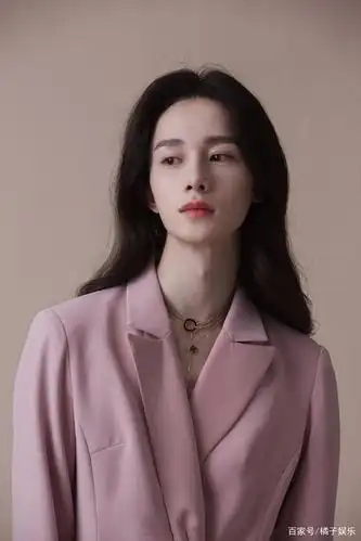 啊对了,刚才忘记高能预警了,骚凹瑞~ 这位雌雄莫辨的美人是个抖音小