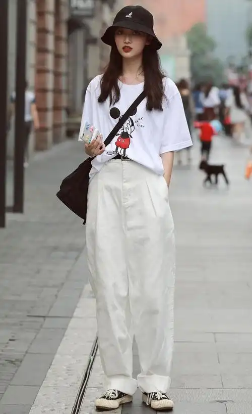 白t恤的6种穿搭小技巧,实用又好看,搭出你想要的风格!