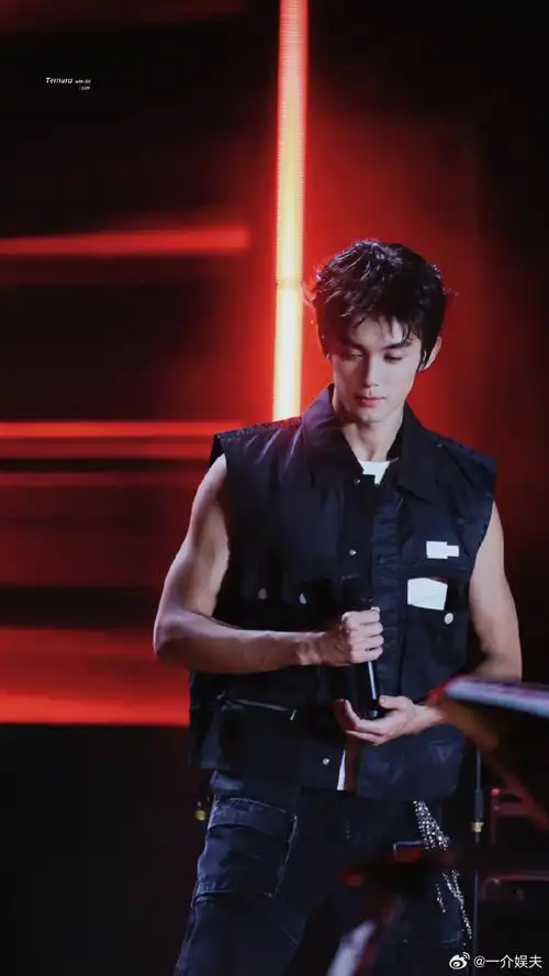 吴磊是怎么做到又帅又可爱又甜又宝又欲的,这肌肉线条好好看,荷尔蒙