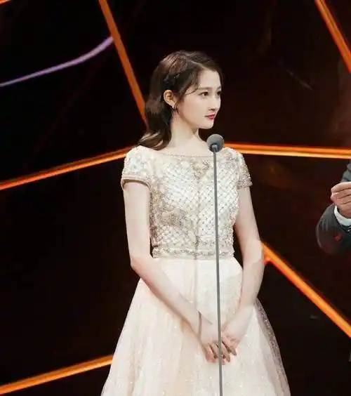 没可能的",女友关晓彤却包裹严实提前过冬_杭州_王俊凯_演唱会