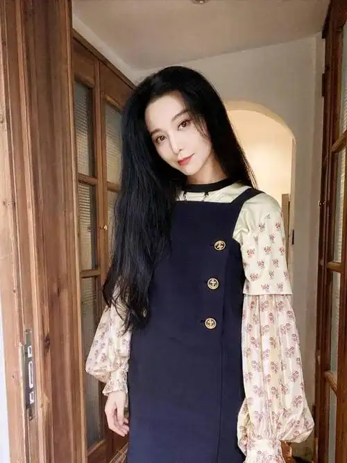 范冰冰无戏可拍,穿背带裙在家撸猫,40岁甜美仍似小姑娘