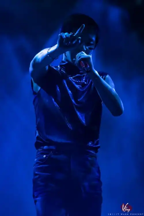 地球细狗对着华晨宇的胸肌发出神志不清的声音:"不信不信我不信!