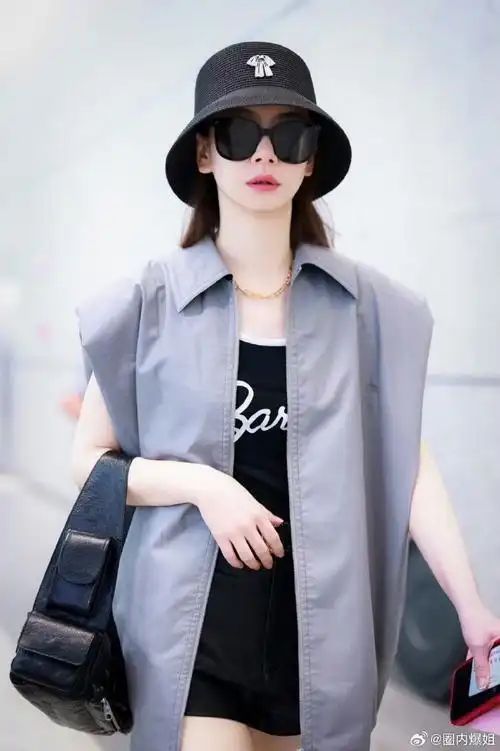 戚薇机场穿搭##戚薇