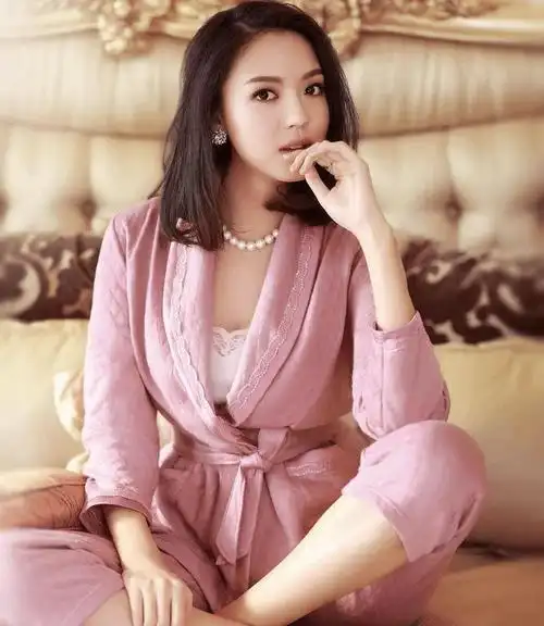 张梓琳写真大赏:超越颜值的魅力,182cm超模身材如何炼成的?