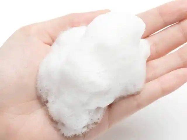 洗发水的泡沫细腻丰富, 味道是梨和百合的混合香气,高级又好闻.