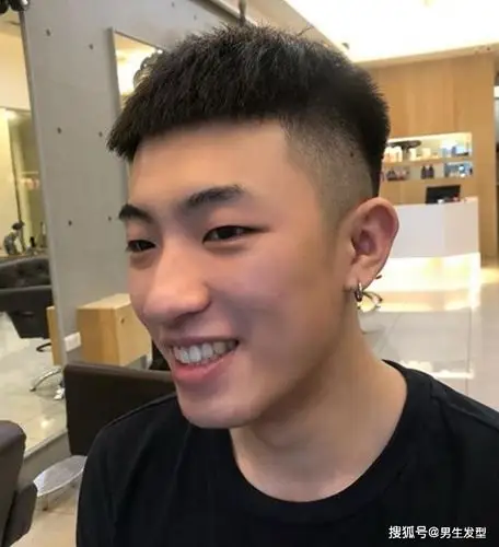 第1款:"两边铲"短盖头发型