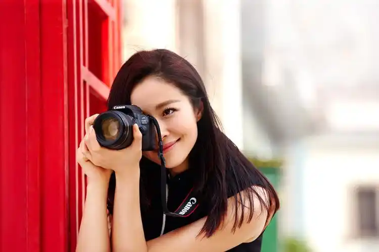 演员,歌手,摄影师,作家和设计师,江一燕近年来在公众面前树立了许多