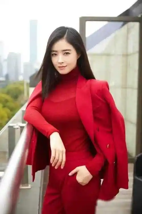 原创微胖界天花板41岁前凸后翘蒋欣的身材就是她最犀利的武