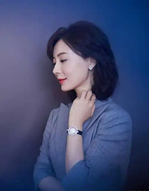 陈数以"气场"闻名,但穿绿色西装像舞台剧的演出服,差点翻车了