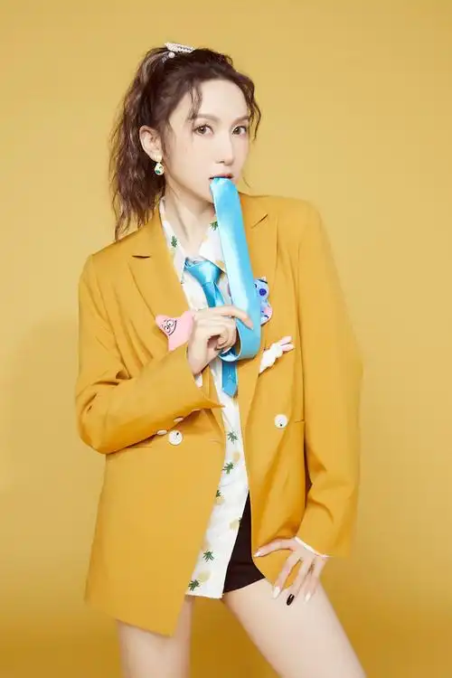 陆婷经典演绎orange cube糖豆脆片耳饰点缀造型