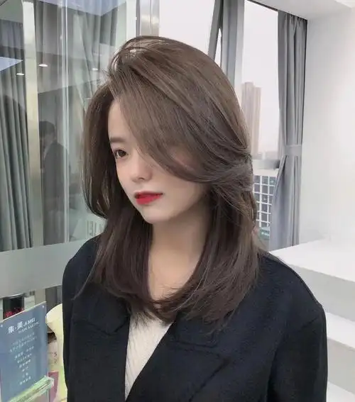 修饰圆脸方脸碎骨发齐肩中长发型 蓬松免打理的女生中长发发型"齐肩锁