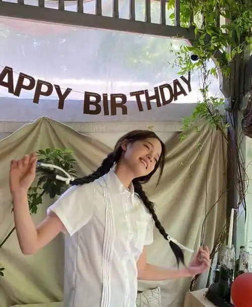 欧阳娜娜身穿黑色挂衣身材好,双手保持身材光滑迷人,皮肤细腻无瑕