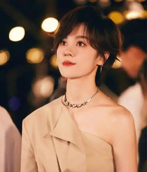 郁可唯亮相中秋之夜,穿单侧露肩裙配短发,37岁美得优雅又自信_裙子