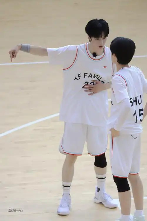 校园里有这样的篮球队长我会在看台喊破嗓子91@时代少年团-刘耀文