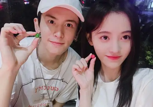 鞠婧祎官宣了大胆的公开了新身份网友很般配