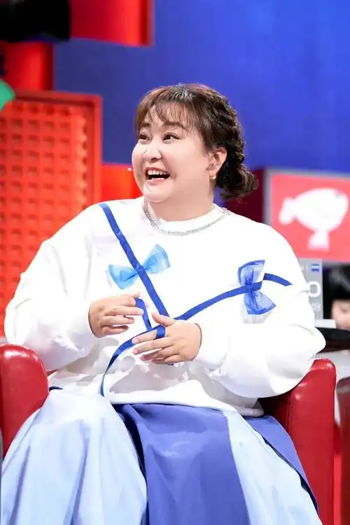 prada官宣代言人贾玲,网友:这是穿prada的女王,这下不担心塌房