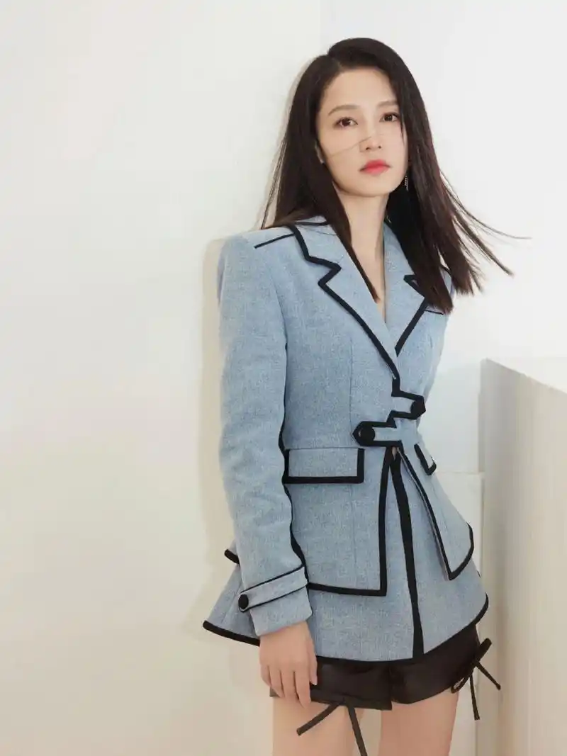 李沁蓝色西服穿搭  可甜可飒的女神味 利落短款的植发设计,自带几分