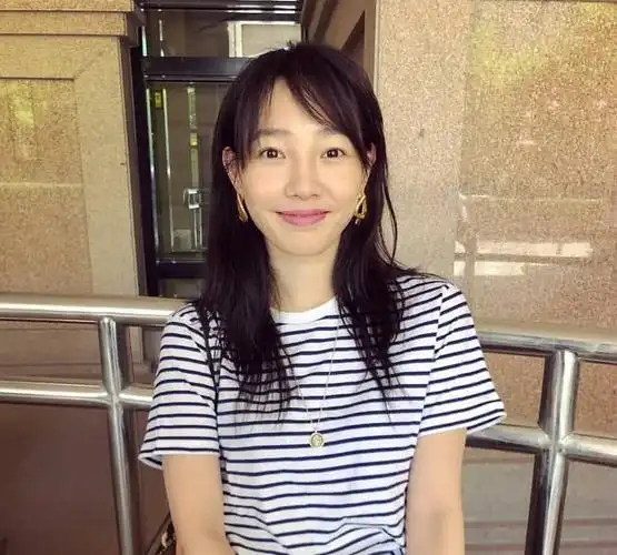 白百何瘦了素颜近照笑出尖下巴网友只有我觉得她瘦下来很丑