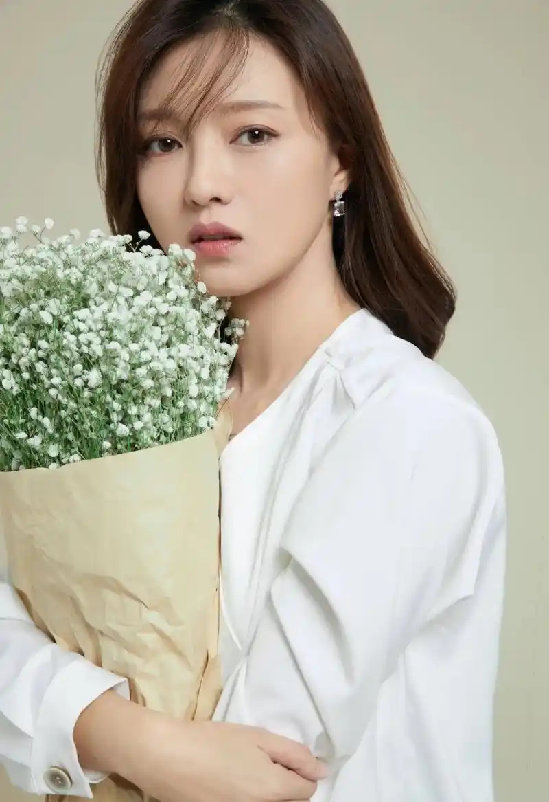 演员傅晶看起来哪像44岁的阿姨啊,明明是18岁的小姑娘