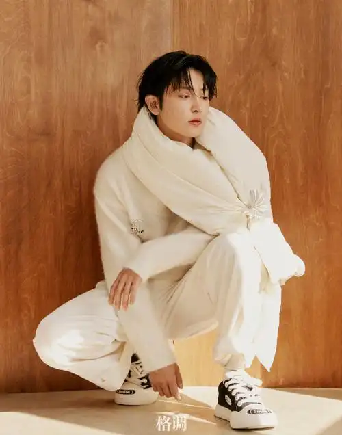 朴灿烈和宠物合拍中国封面#6015截止到20点,格调x灿烈 开年刊杂志