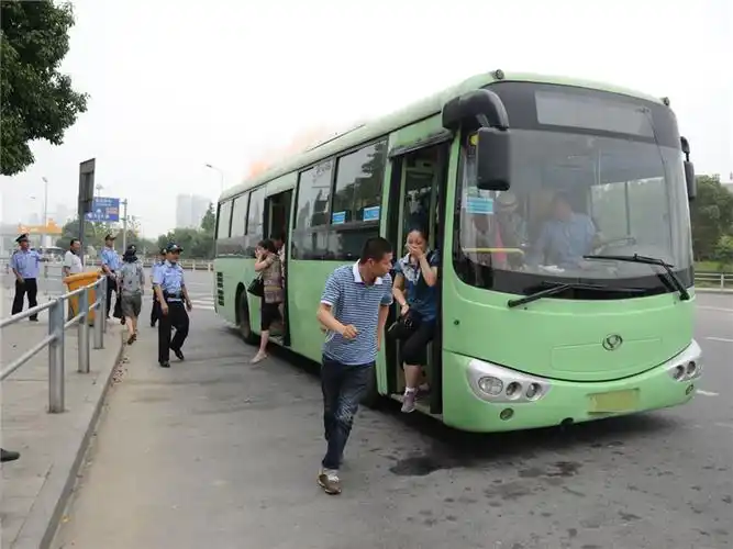 夫妻俩公交车中途下车遭拒,抱孩子骂司机:路上碰到你就打你!