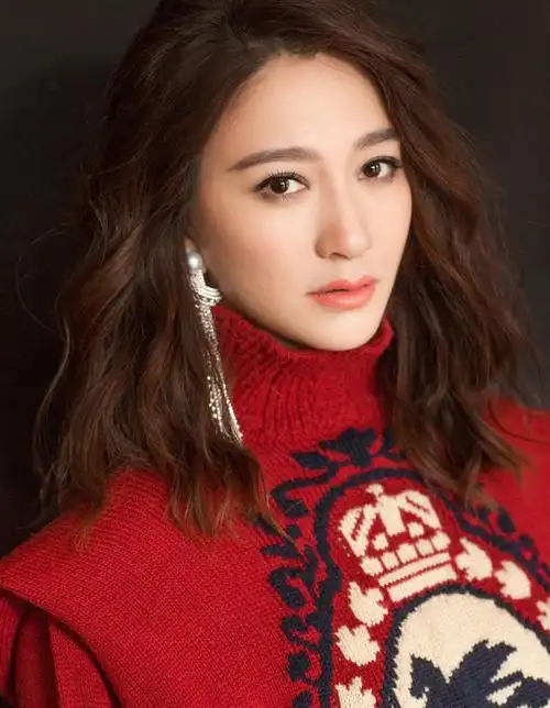 1万3的毛衣配2万1的半裙,明明43岁却美成少女演员李小冉在2014年,曾经