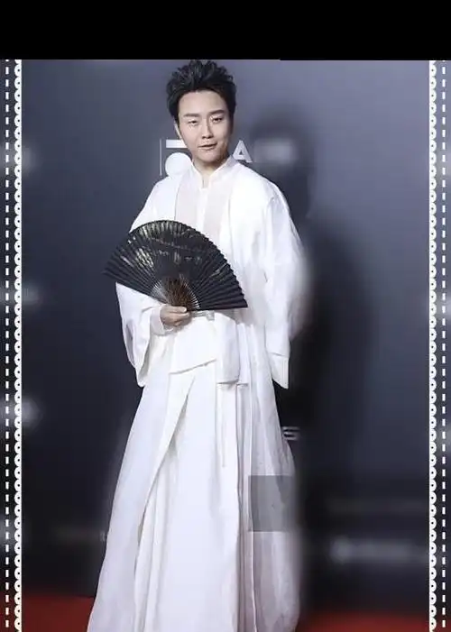 李玉刚放大招折扇配白裙化身翩翩公子网友终于不像女人了