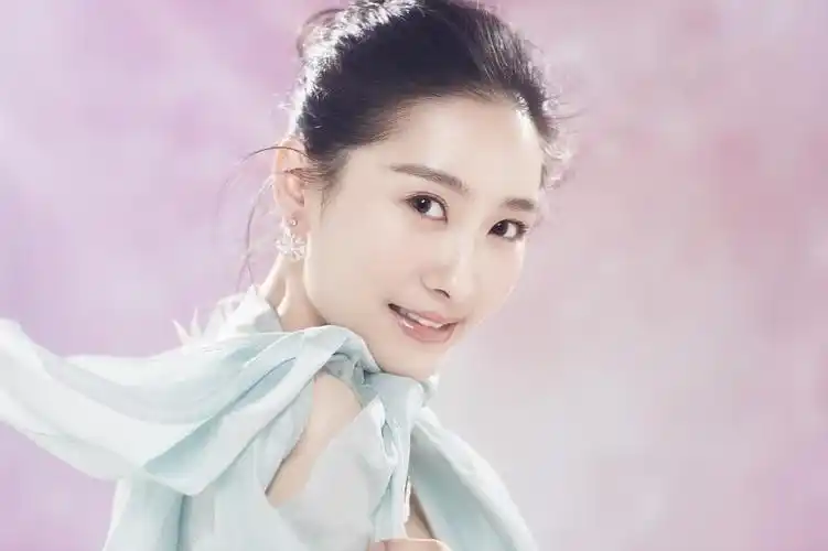 陶昕然清爽时尚大片来袭绿纱摇曳灵动飘逸