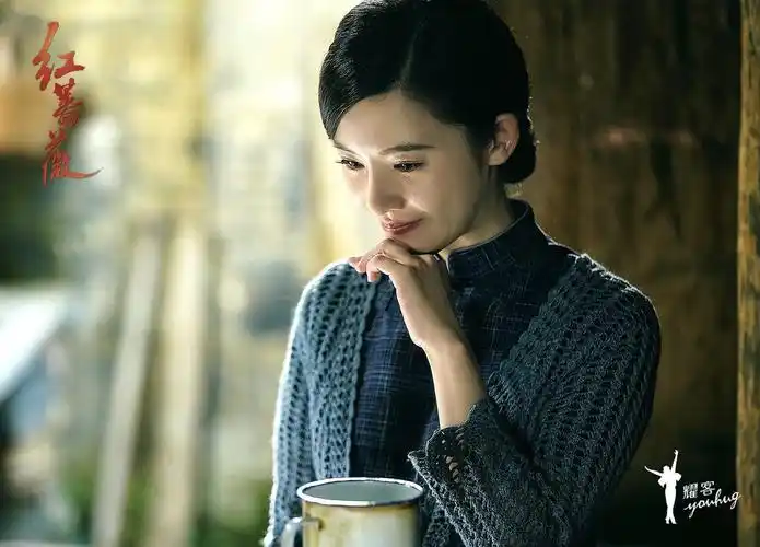 杨子姗甜美羞涩本周,电视剧《红蔷薇》即将收官,亲人反目,险情迭生,"