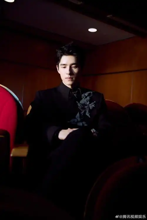 刘昊然新中式硬控我