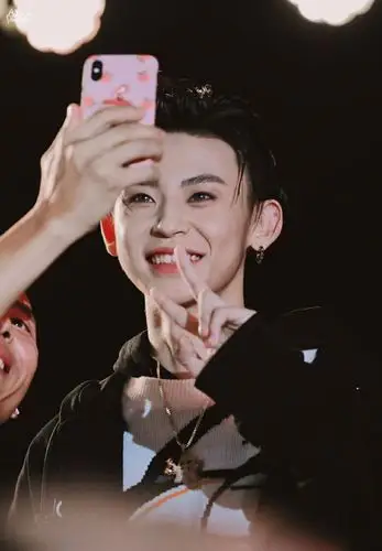 小鬼王琳凯治愈笑容合集可可爱爱可爱鬼,笑起来真的太有感染力了