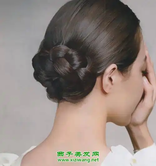 马尾盘发发型