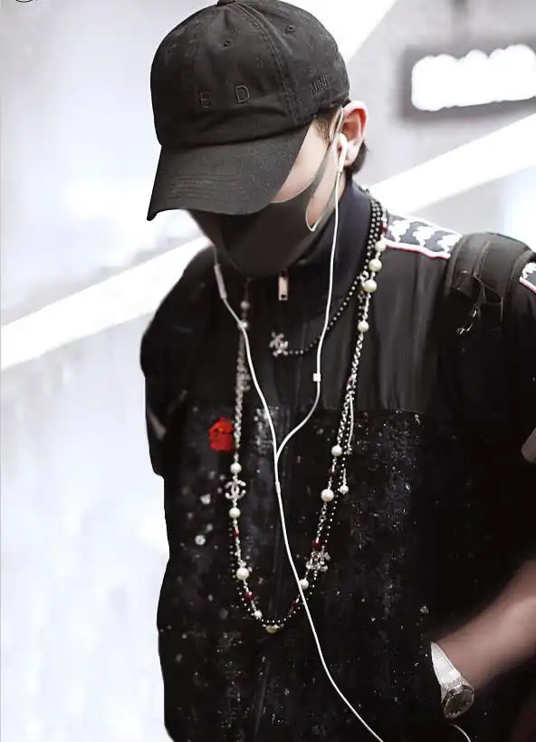 黄子韬身穿黑色印花外套内搭白t现身机场 打扮时尚休闲潮范十足