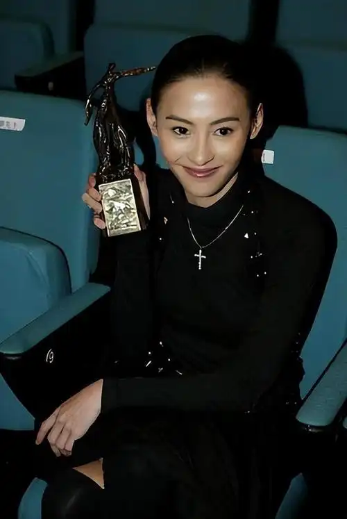 张柏芝43岁飞往国外迎接第四胎表示若身体允许愿意再多生几个