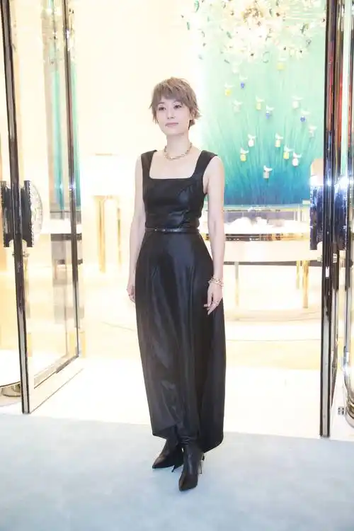 马伊琍黑色皮裙配珠宝优雅贵气 冯绍峰黑西装造型风度翩翩_工作_sh