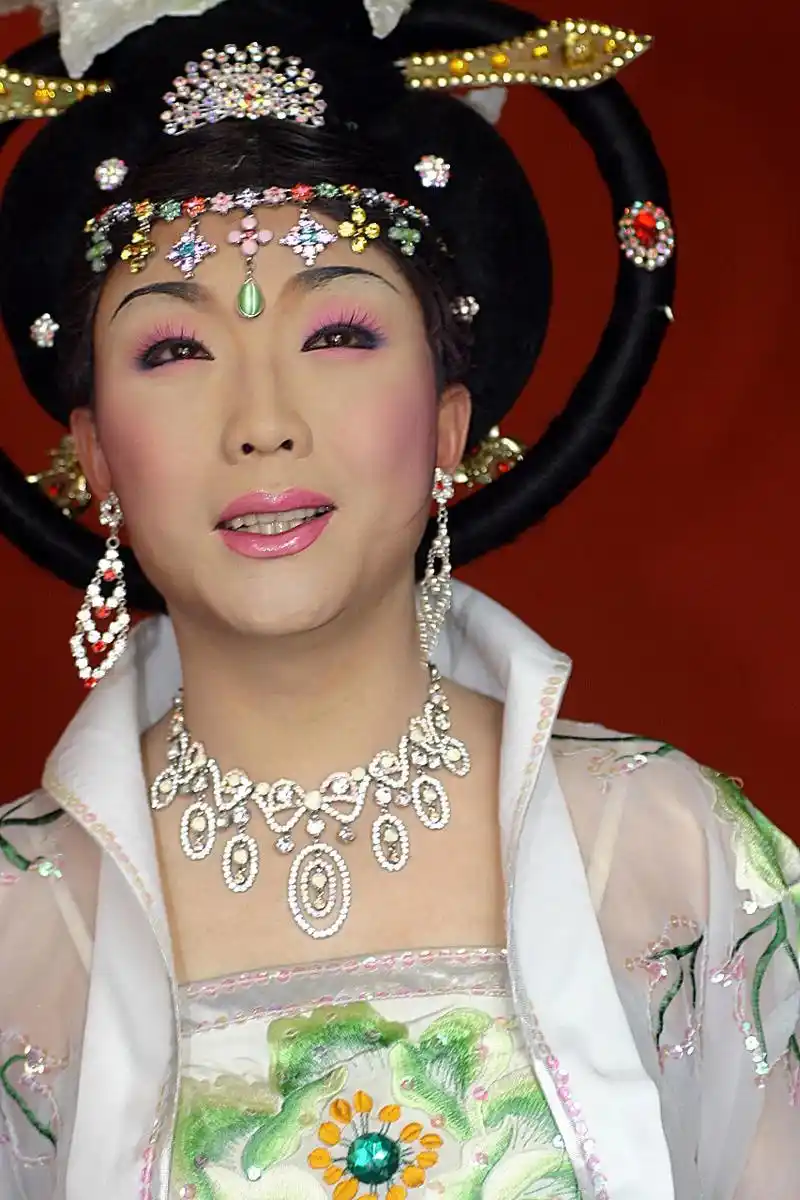 随后,李玉刚晒电影开机图回应:"电影尚未杀青,还没到宣传期呢?