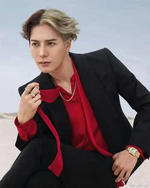 王嘉尔和jisoo拍摄cartier广告大片颇有情侣相