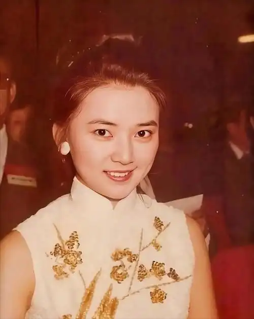 比林青霞更美的胡慧中,被无良导演欺骗拍摄三集电影而困扰一生