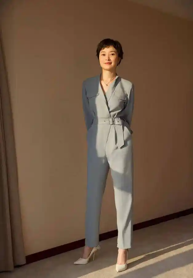 一个穿运动鞋像学生,一个穿高跟鞋像淑女_身材_优点_时候