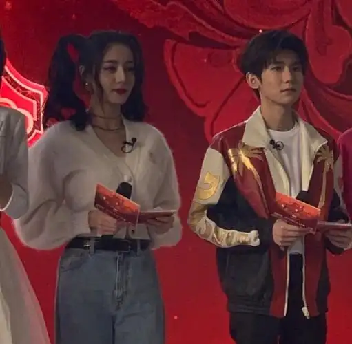 迪丽热巴王源同框,状态非常好并养眼,但两人身高差我没看错吧?