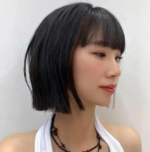 剪个短直发发型,时尚又减龄,凸显出小女生的迷人气质,整个发型的效果