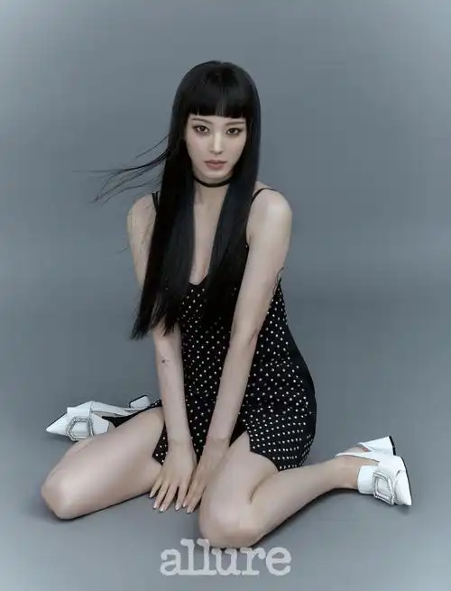 41岁的韩国女艺人韩艺瑟近日为某杂志最新一期拍摄了封面写真