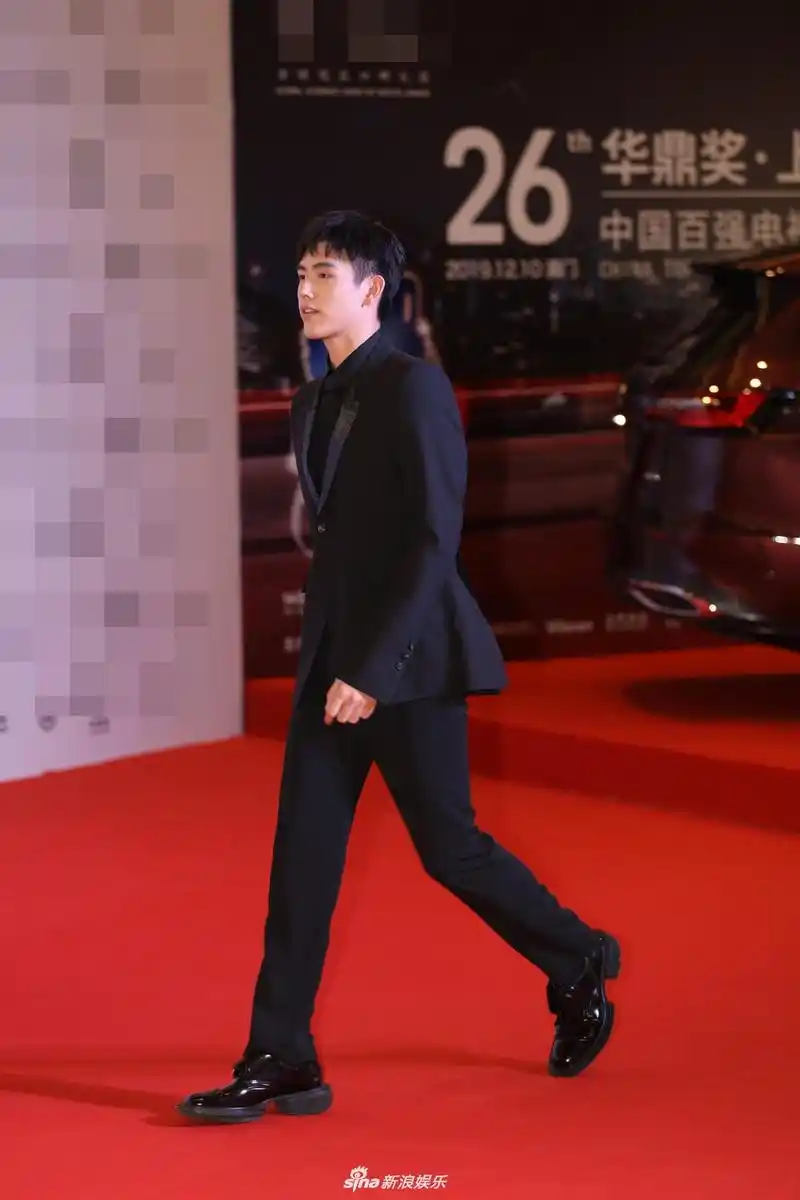 组图:陈飞宇黑色西装亮相红毯 儒雅绅士气质利落清爽