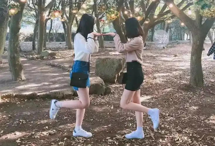 毕业旅行怎么能不拍照学会这些合照pose让你朋友圈点赞翻10倍