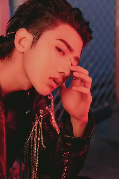 蔡徐坤舞台造型,背头坤坤真的帅到我心里去了……_高清图集_新浪网